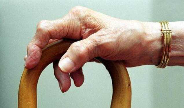 類風濕關節(jié)炎疼得要死？還不快貼膏藥！